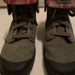 Palladium army green canvas shoes in size 7 1/2
